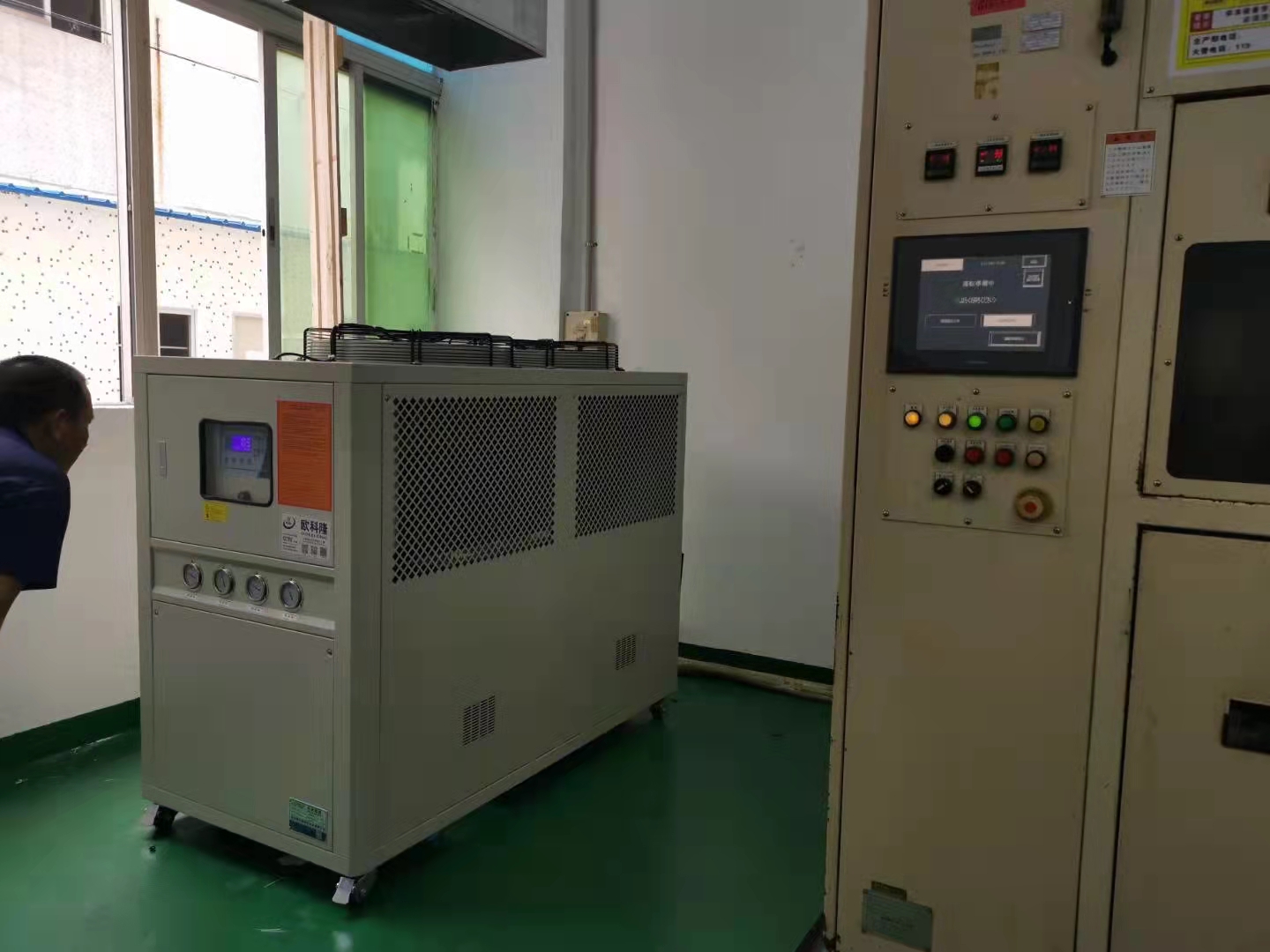 無錫塑膠制品廠風(fēng)冷冷水機案例